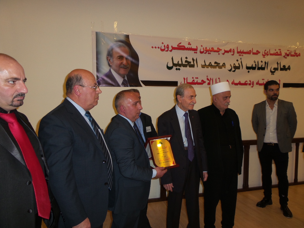 المختارين يقدمون درعا تذكاريا للنائب الخليل