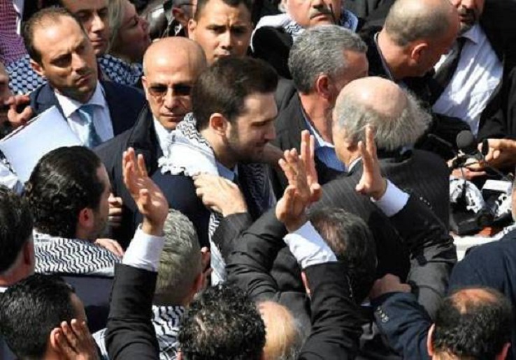 وليد جنبلاط يلبس إبنه الكوفية قائلاً له: سر رافع الرأس واشهر عالياً كوفية فلسطين العربية المحتلة