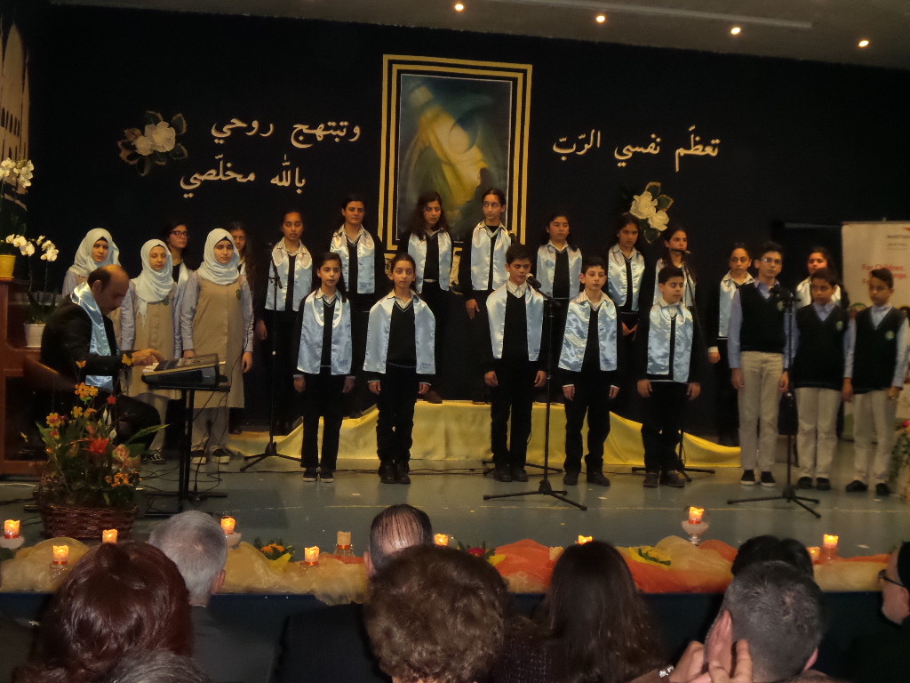 طلاب المدرستين اثناء تقديم التراتيل والاناشيد