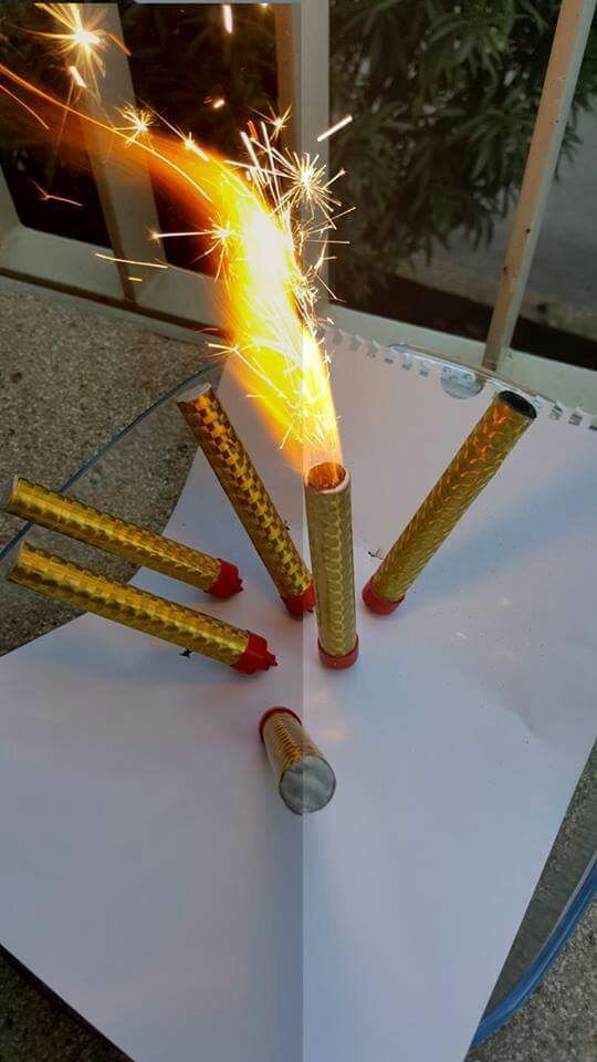 صورة مركبة تظهر الاثار التي تركتها المفرقعات على صفحة بيضاء.