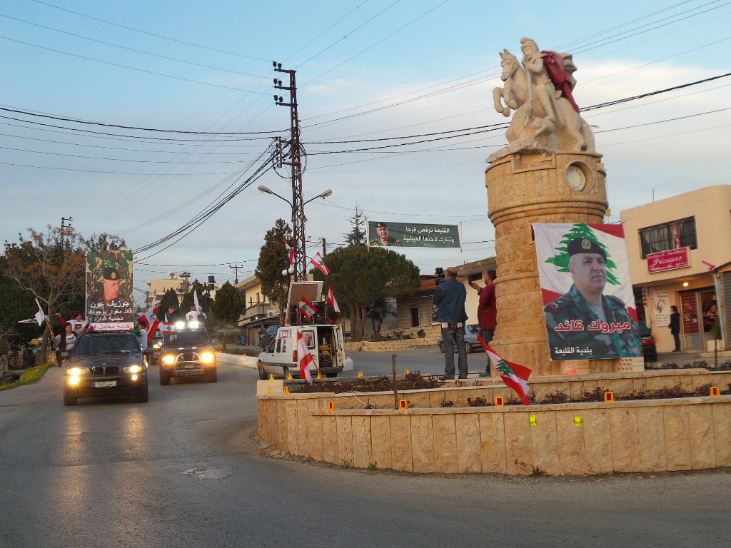 صور كبيرة للعماد عون رفعت على السيارات