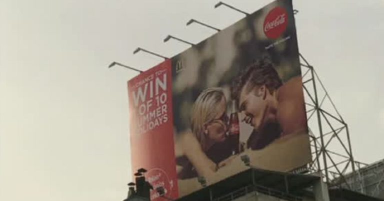 إعلان شركة كوكاكولا في مدينة طرابلس الذي  لم يمرّ على خير