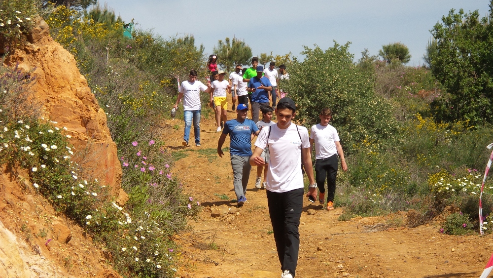 سيرا على الاقدام على الطرق الجبلية