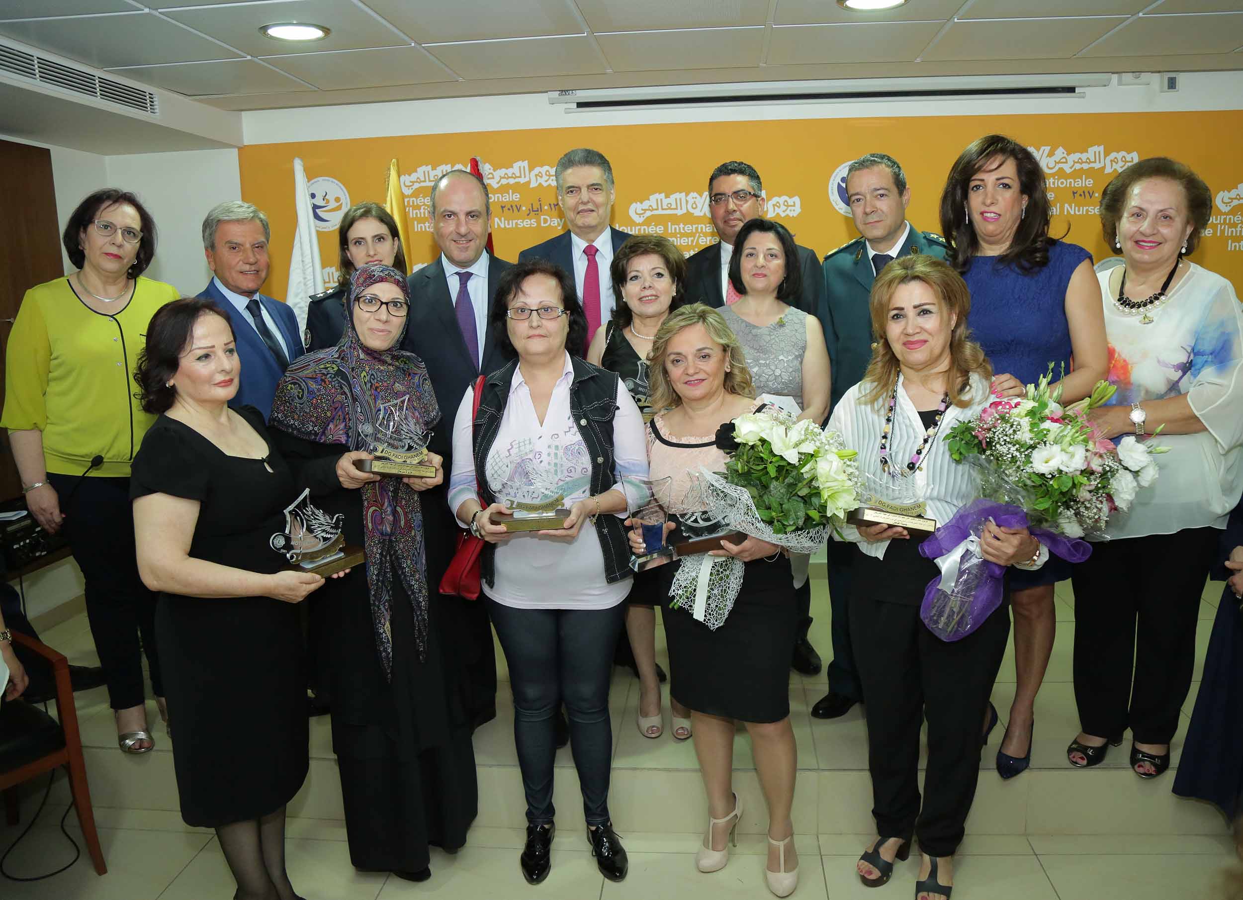 صورة جماعية مع الممرضات المكرّما