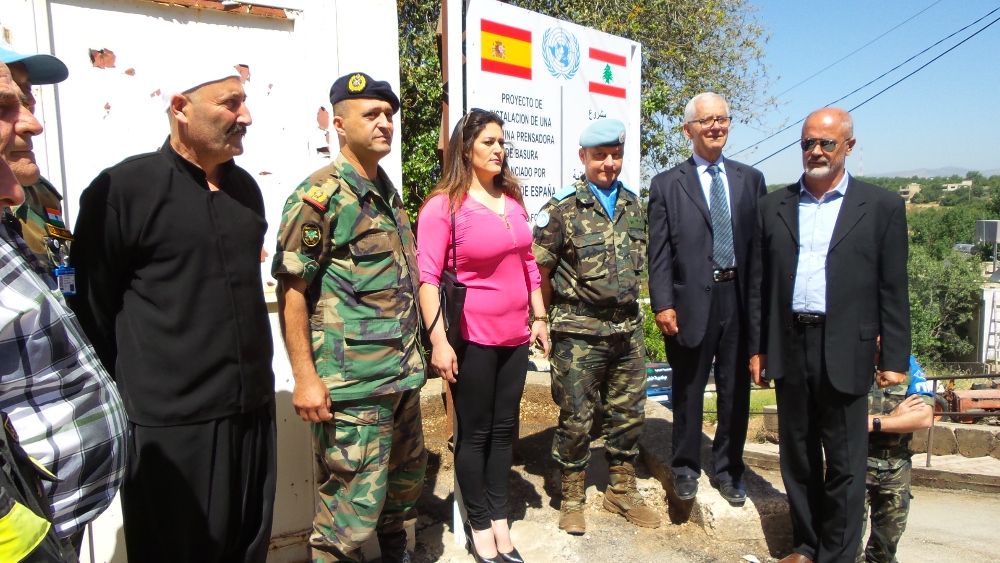 -أزاحة الستار عن لحة تؤرخ لمشروع تقديم مكبس للنفايات