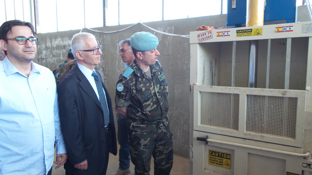 رئيس البلدية يوسف والمقدم سوتو يتابعان عمل المكبس