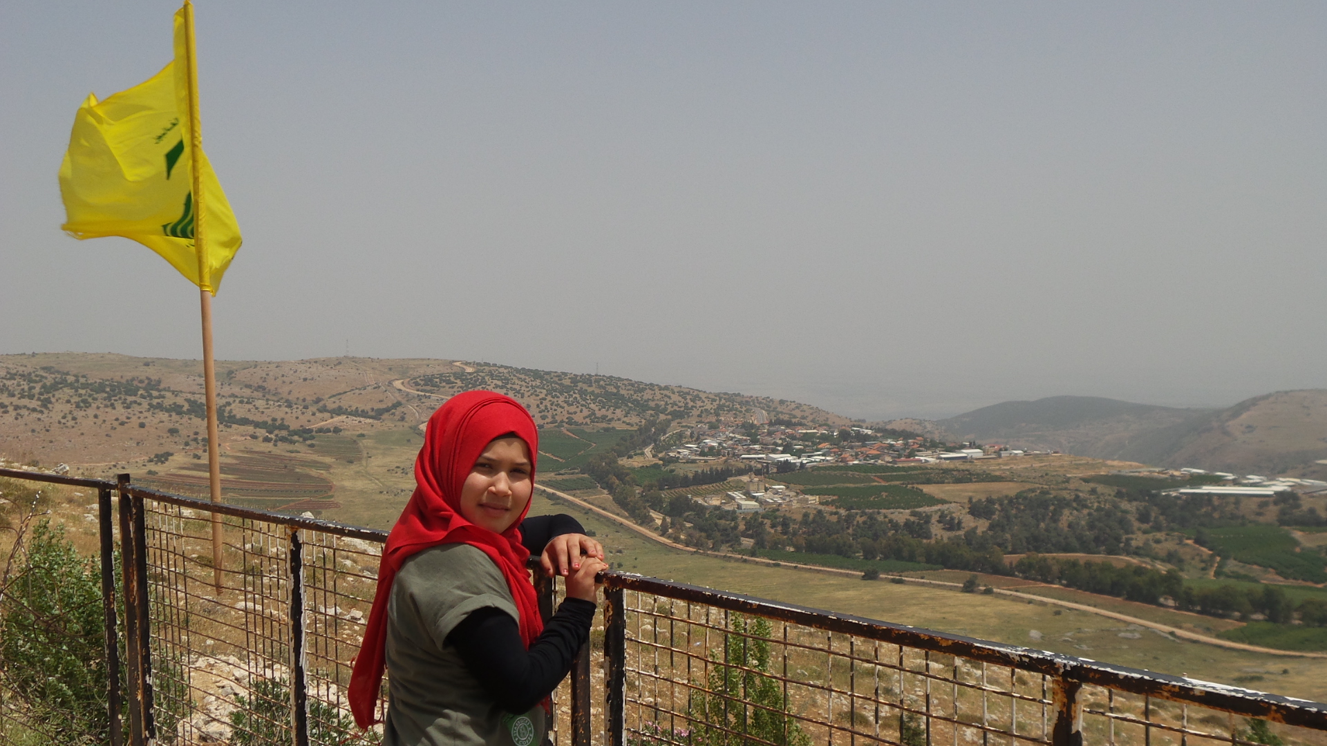 طفلة تطل على مستعمرة أفيفيم الحدودية الى الشمال من مارون الراس