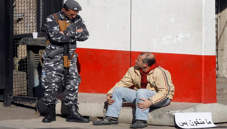 هدد البعض بأنهم سيصعدون إن لم يحصلوا على حقوقهم (المدن)