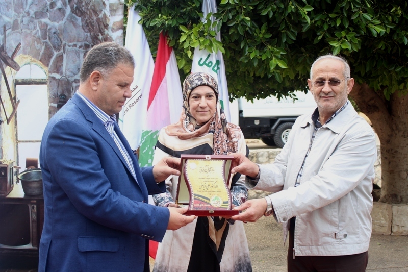 رئيس الاتحاد يقدم درعا الى النائب فياض