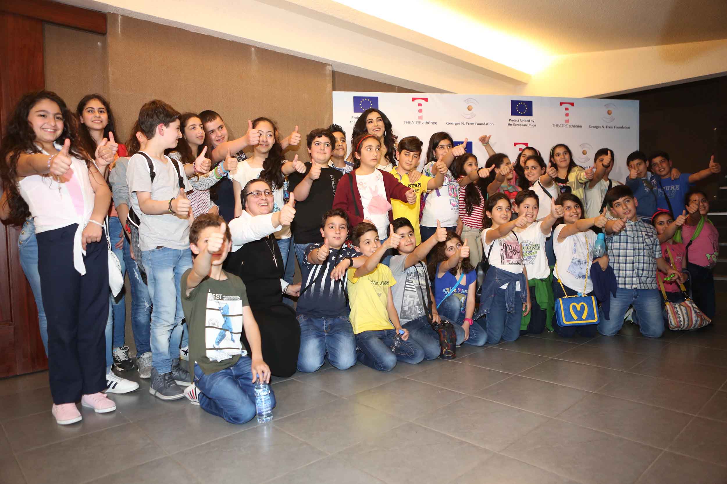 صورة جماعية مع الاطفال