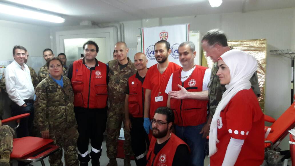 عناصر دولية مع عناصر الصليب الاحمر