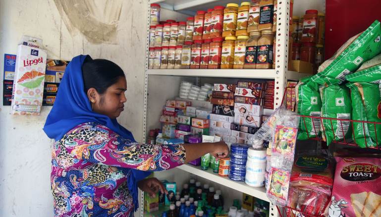 افتتحت محلاً صغيراً يحتوي على بضائع من بنغلادش وأثيوبيا (خليل حسن)