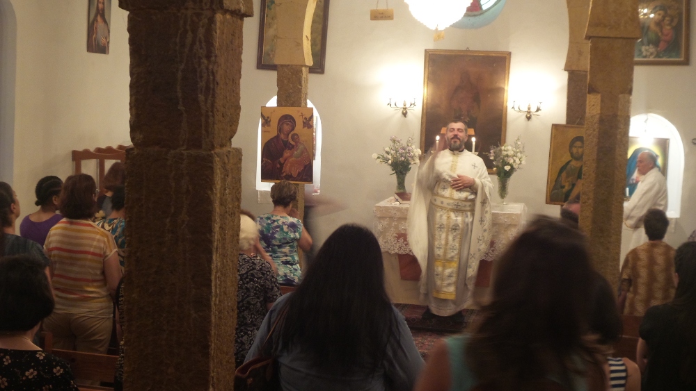 الاب كلاس يحتفل بقداس العيد  في طنيسة سيدة النياح