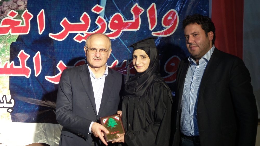 الوزير خليل يقدم درعا لاحدى الطالبات وبدا رئيس البلدية