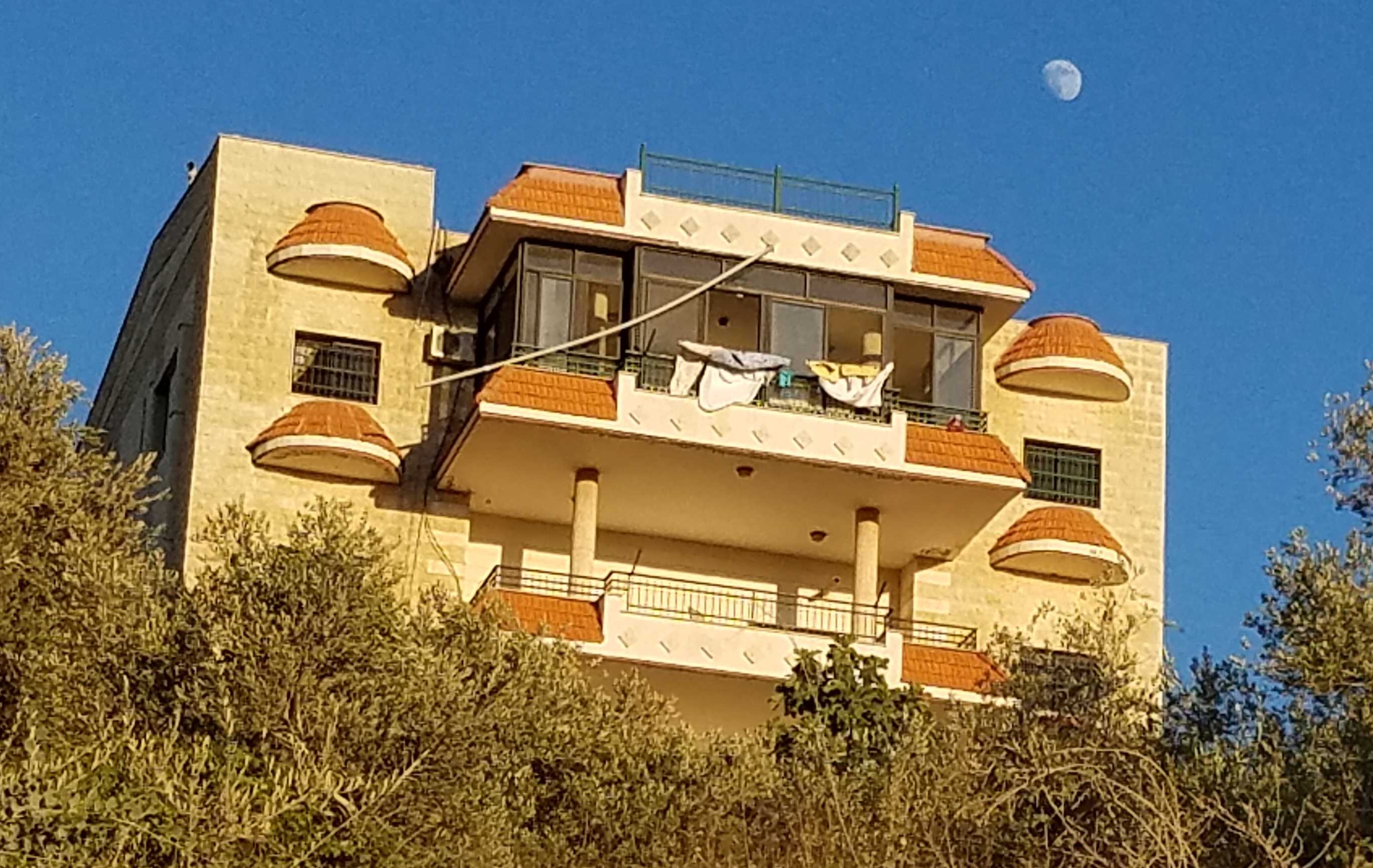 صورة يظهر بها بيت محمود عبدالله ويعلوه القمر ليترجم كلمات فيروز