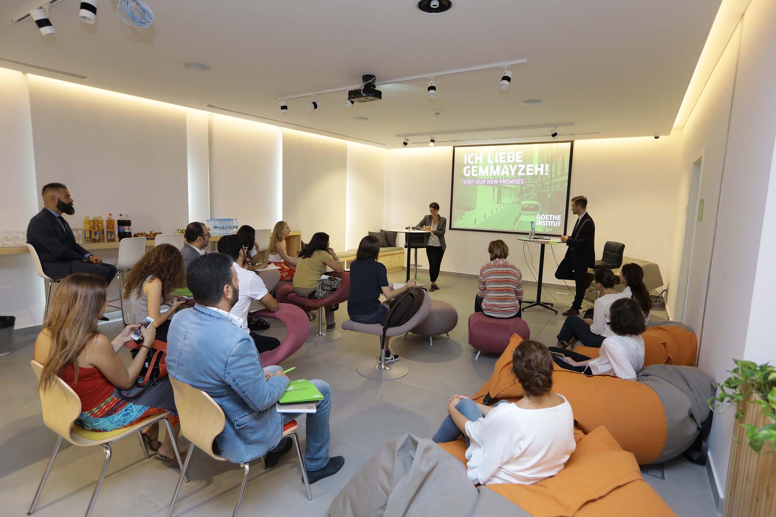 المشاركون في المؤتمر الصحفي