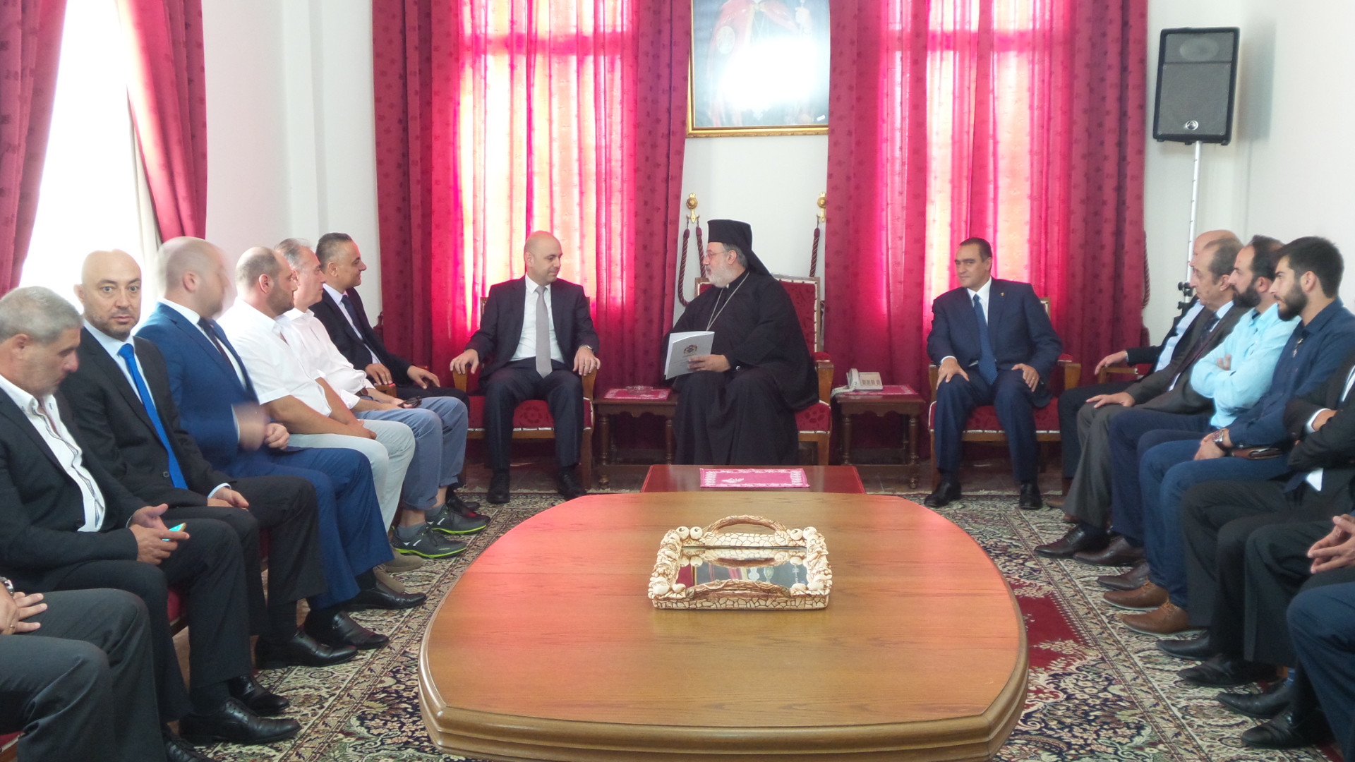 الوزير حاصباني في دار مطرانية الكاثوليك