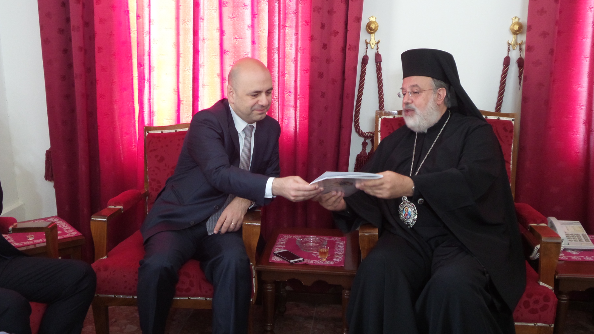 المطران حداد يعطي الوزير حاصباني نسخة عن منطقة قيصرية فيليبس