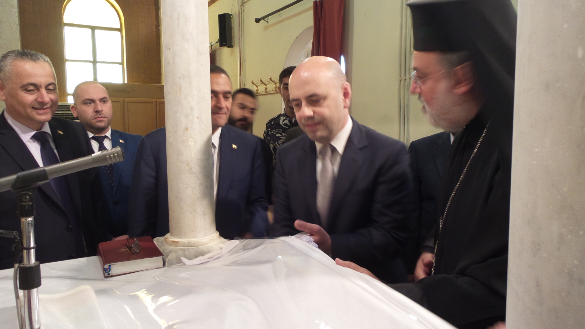 ويتبرك من ذخيرة مار بطرس الموجودة في مذبح الكاتدرائية