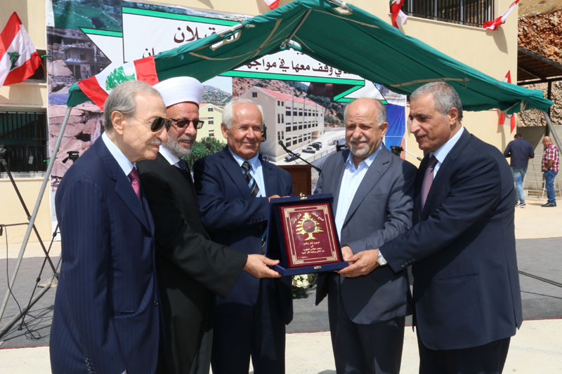 قبلان يتسلم درعا تكريمية من القادري