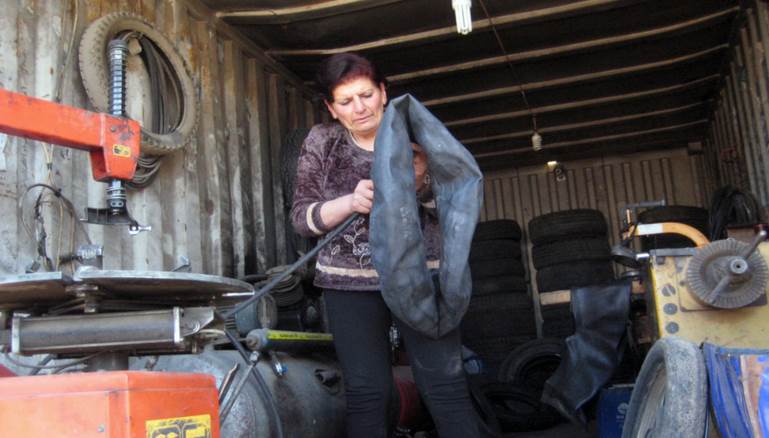 عاهدت منى نفسها تأمين حياة كريمة لولديها