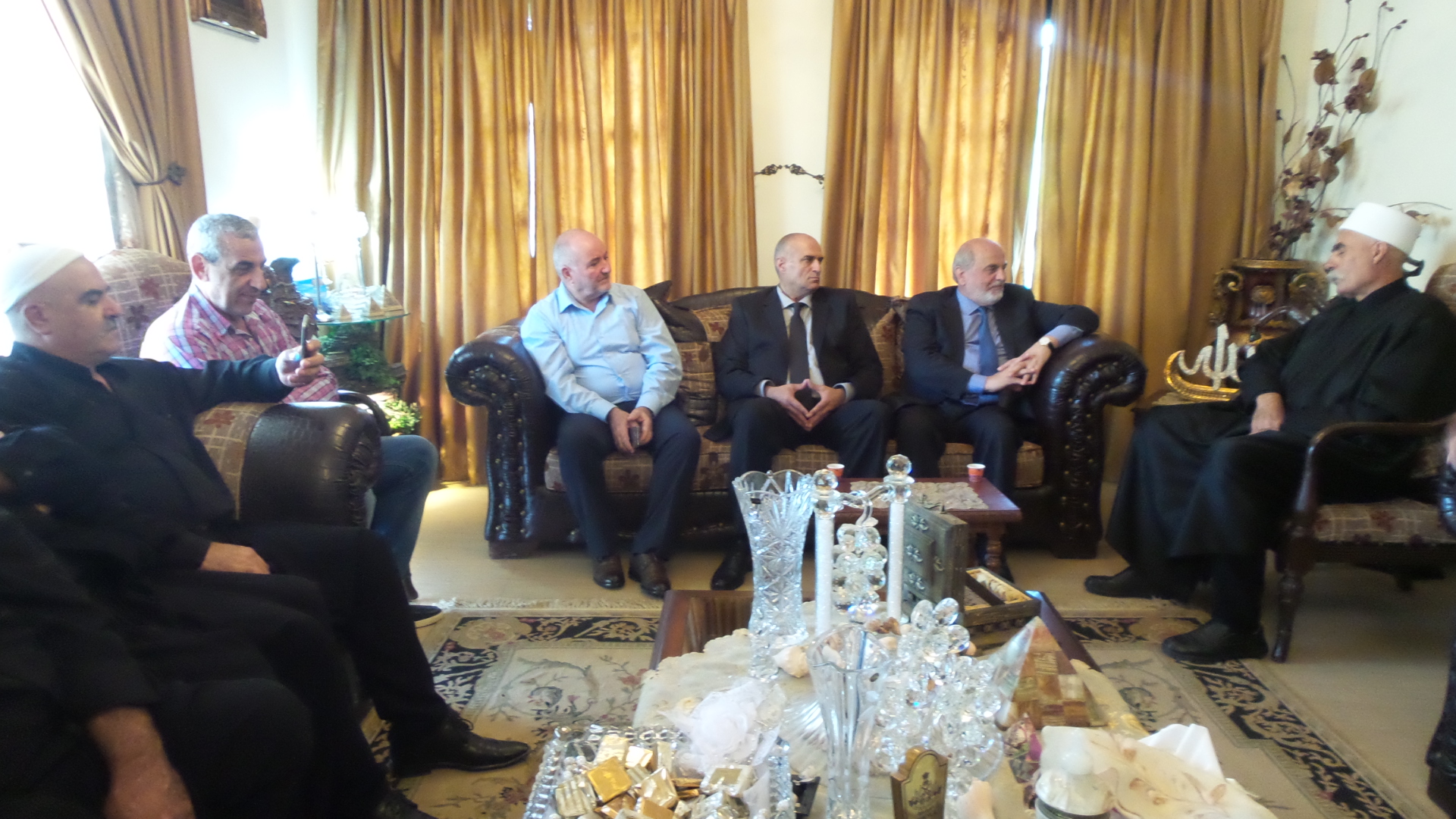 لنائب حردان يقدم التهاني بالعيد الى الشيخ سليمان  شجاع