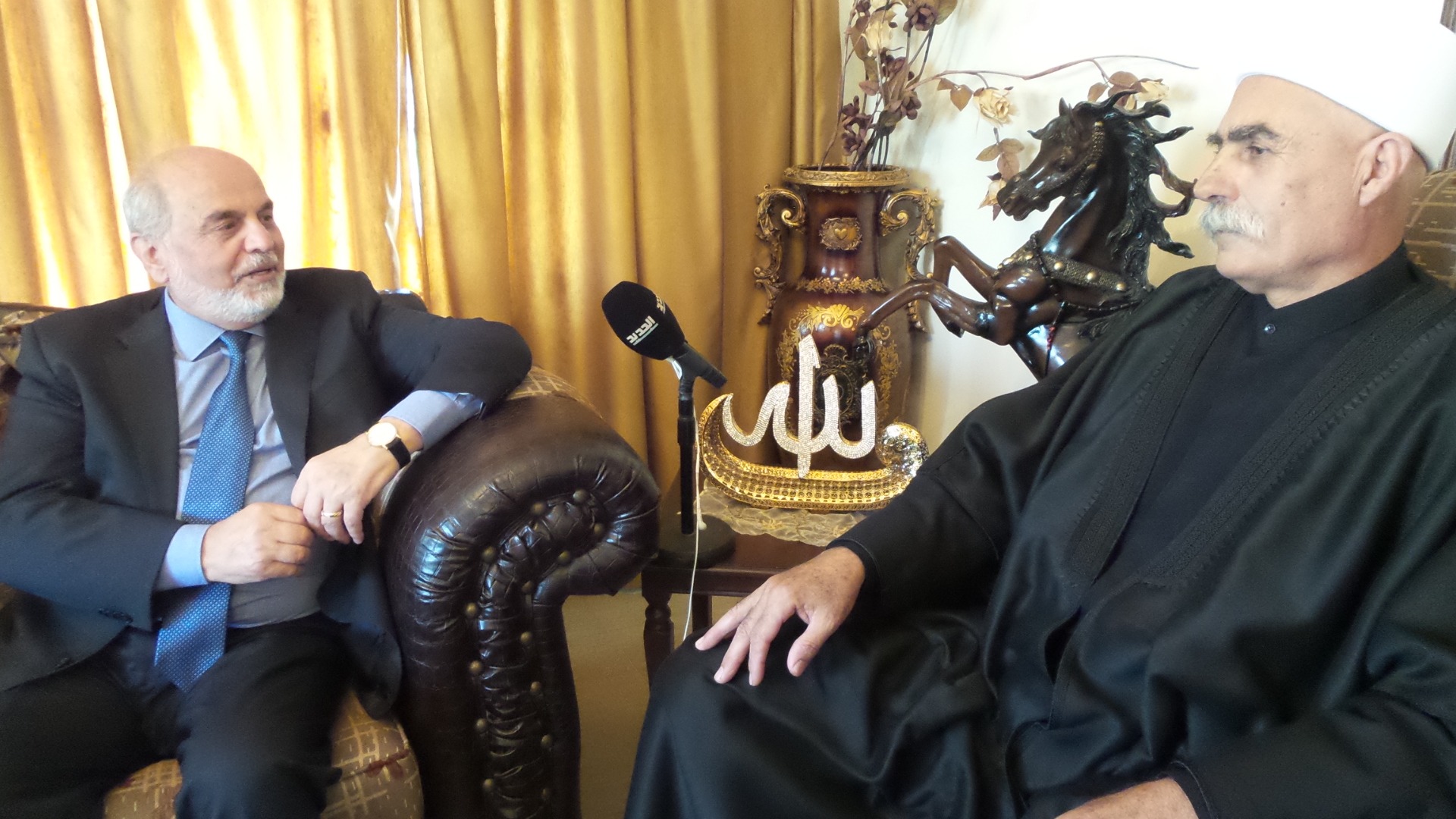 النائب حردان مستمعا الى حاجات الناس من الشيخ شجاع