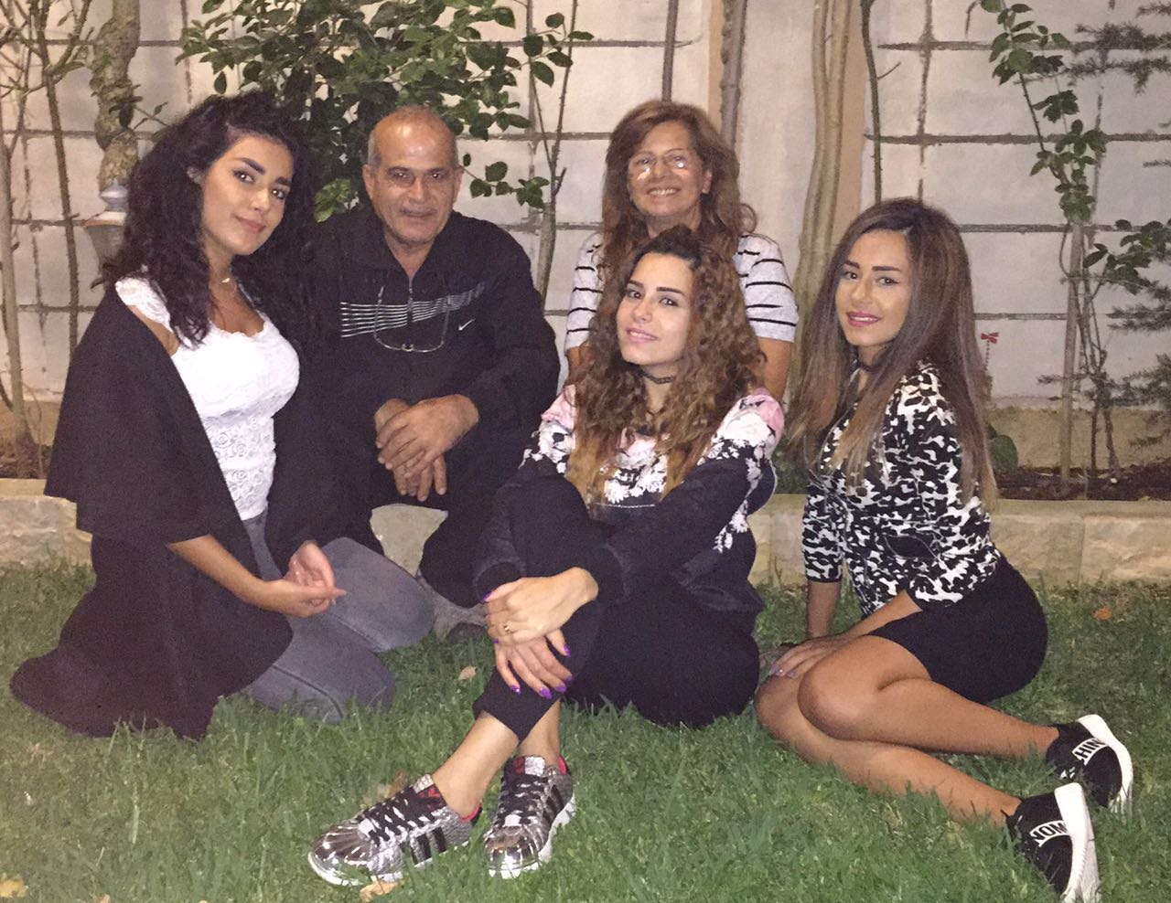 غالب عيّاش مع أفراد أسرته