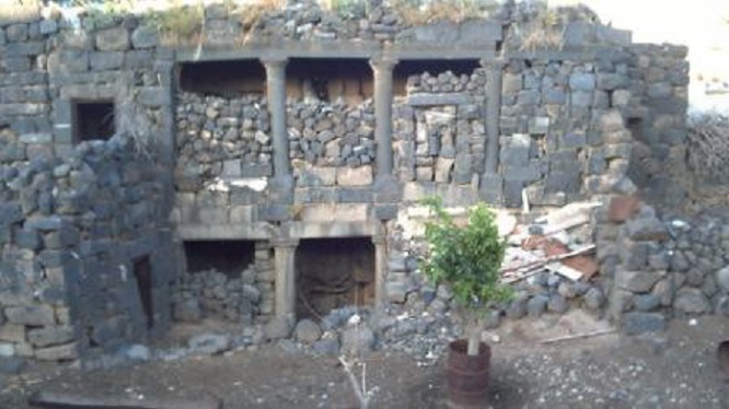من الآثار المتبقية في قرية \