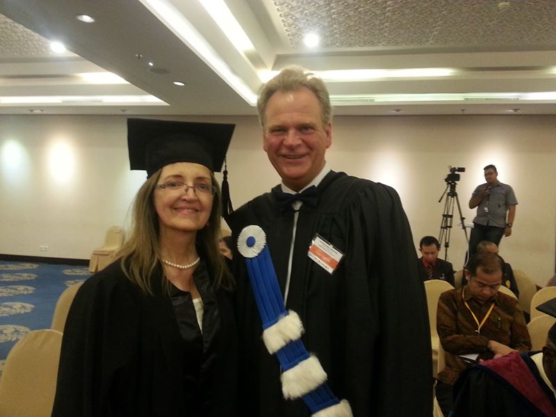 الدكتورة مي العبدالله مع رئيس الاوربيكوم البروفيسور ايف تيوري Yves Theoret