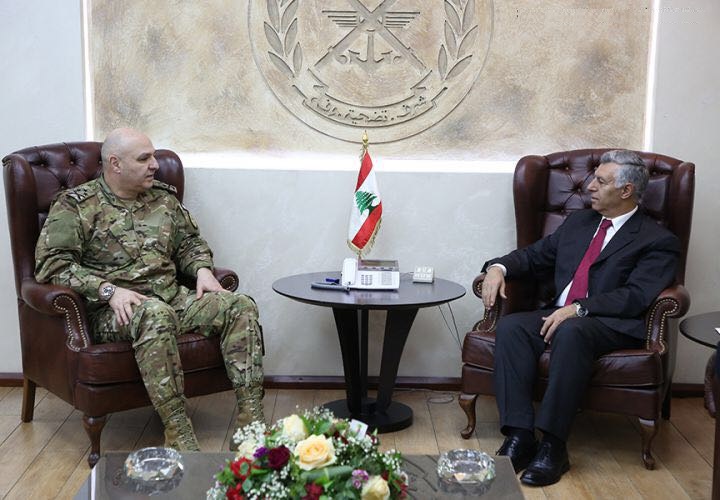 رئيس هيئة ابناء العرقوب د.محمد حمدان يزور قائد الجيش اللبناني العماد جوزاف عون في مكتبه في وزارة الدفاع