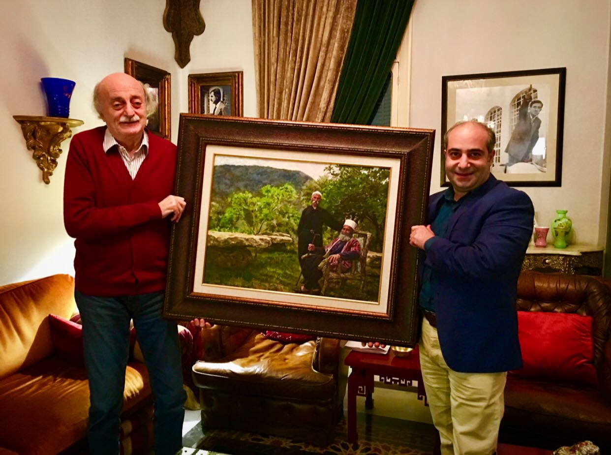 الفنّان غاندي بوذياب يسلّم الزعيم الدرزي النائب وليد جنبلاط لوحة زيتية من أعماله بعنوان «يدوم عزكُم» حول التراث الدرزي