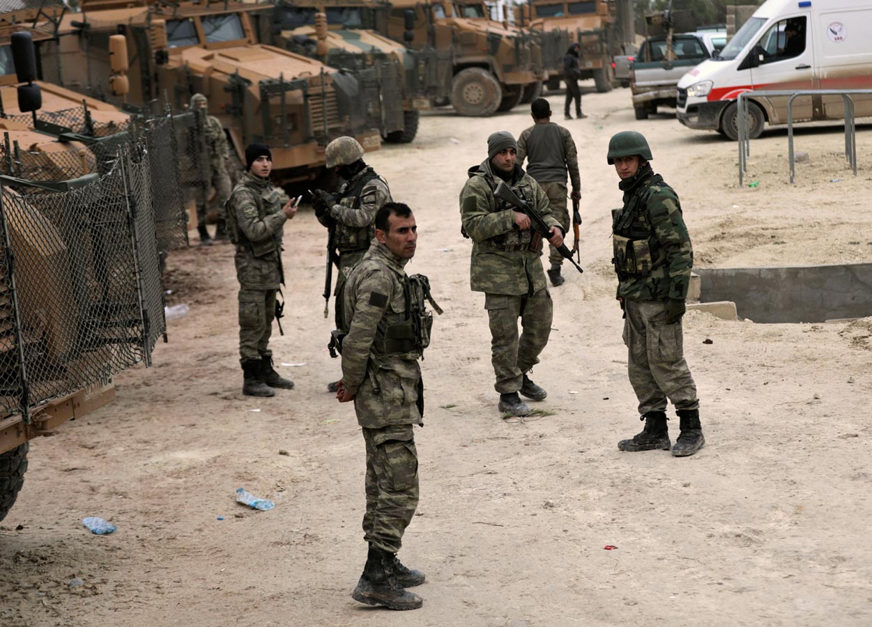 المنطقة على مفترق طرق (رويترز)