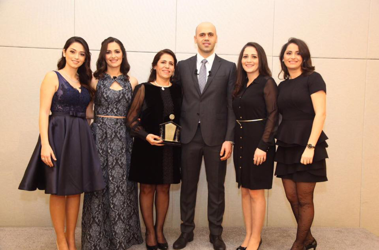 الدكتورة هدى مع أبنائها الخمسة التي جعلت منهم أطباء