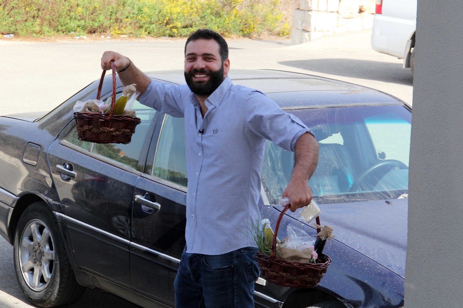 سلة للفنان وسام صليبا وسلة لوالده الفنان غسان صليبا