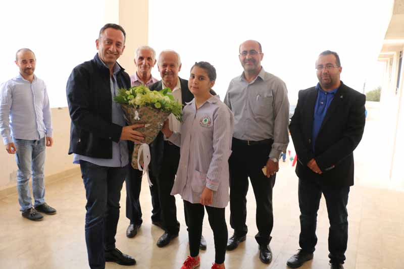 الخطيب يتسلم باقة ورد في ثانوية كفرشوبا بحضور المدير محمد القادري ورئيس البلدية قاسم القادري