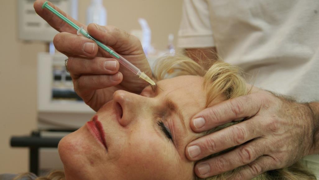  طبيب يحقن مريضة بالبوتوكس