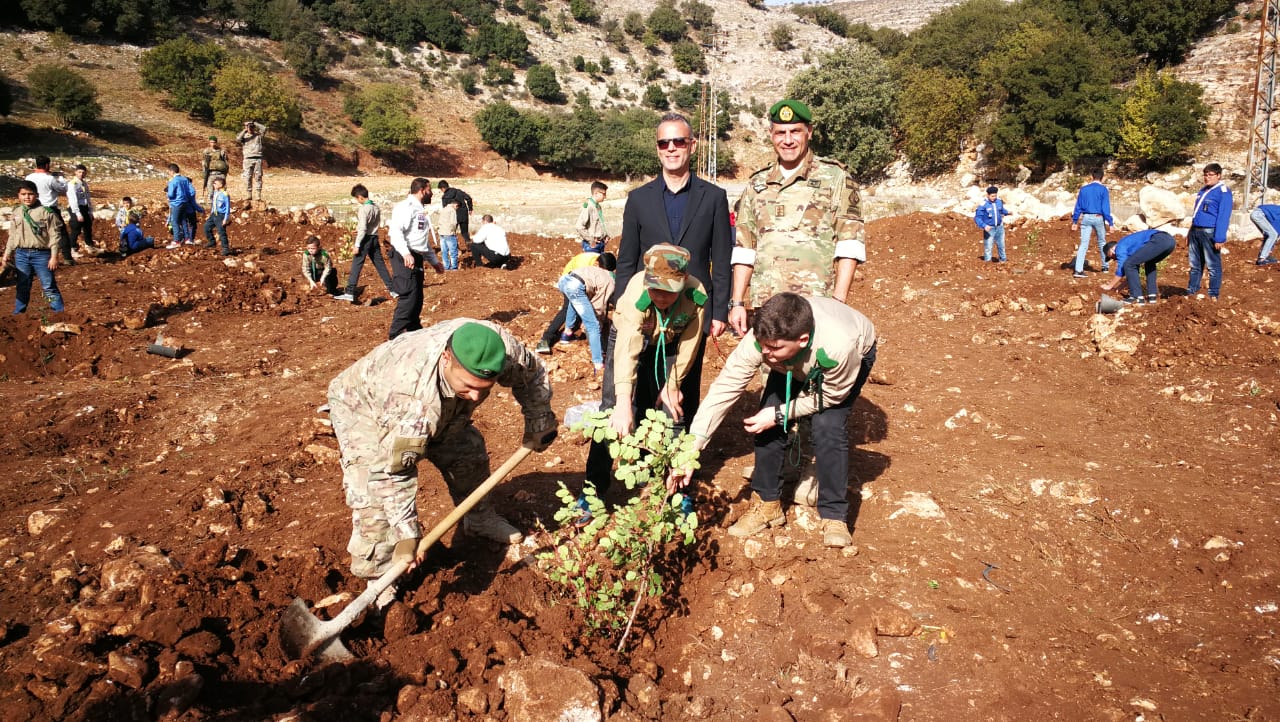 رئيس البلدية الغازي وممثل قائد الجيش العقيد الامين اثناء تحريج محمية وادي الحجير