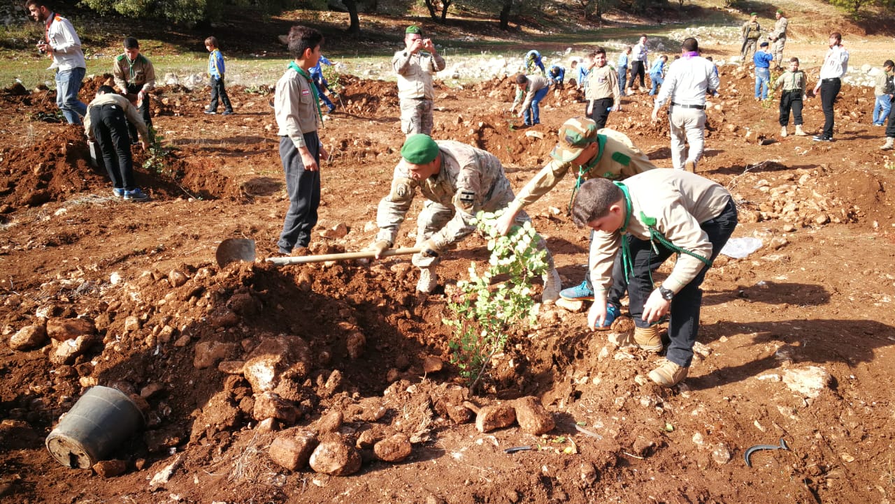عناصر من الجيش والكشافة اثناء زرع الاشجار الحرجية