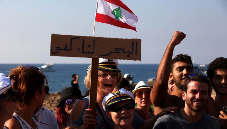 بعض النواب الحاضرين لم ينف الخلفية السياسية للنقاش، ومحاولة التعمية على الأمر (Getty)