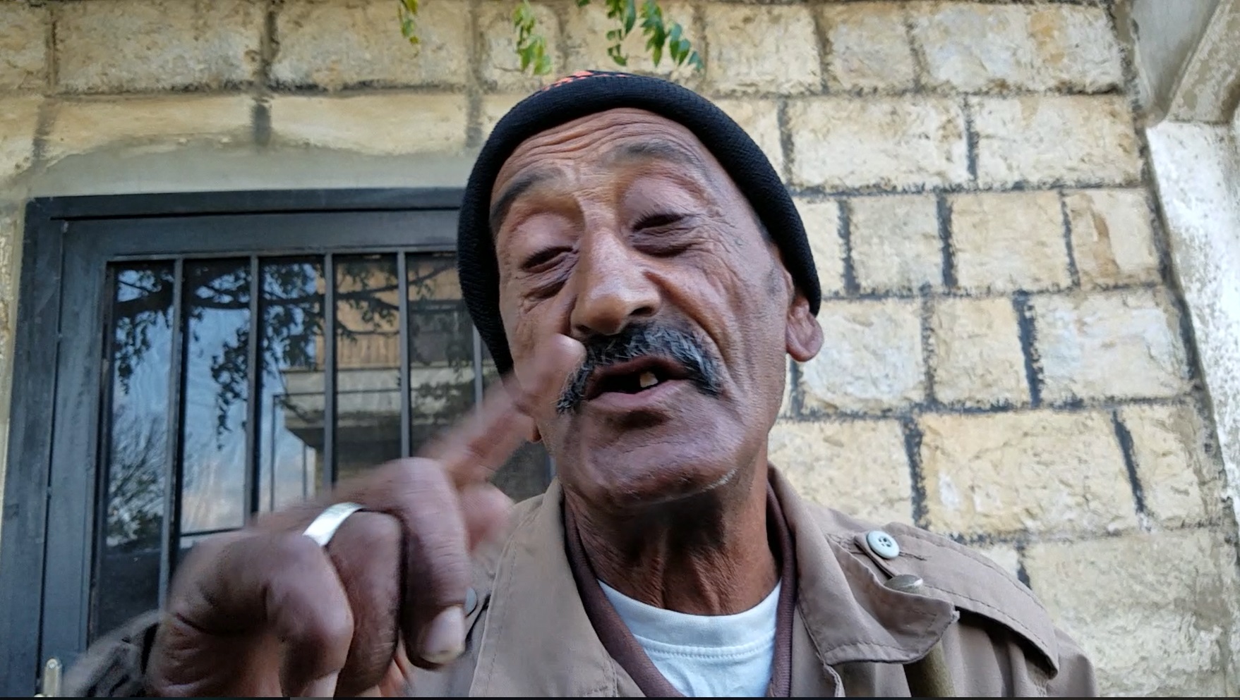 أبو محمد علي خريس نجح في تحدّي الحريري.. واحتفظ بشاربيه