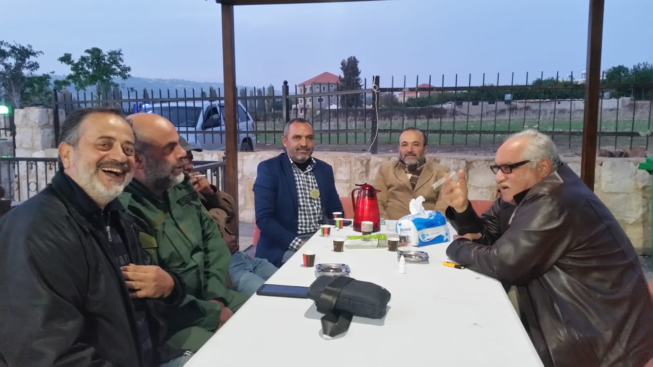 الكاتب محمود عبدالله ورئيس البلدية الدكتور علي عبدالله وأصدقاء في حديقة نبع الرقيقة