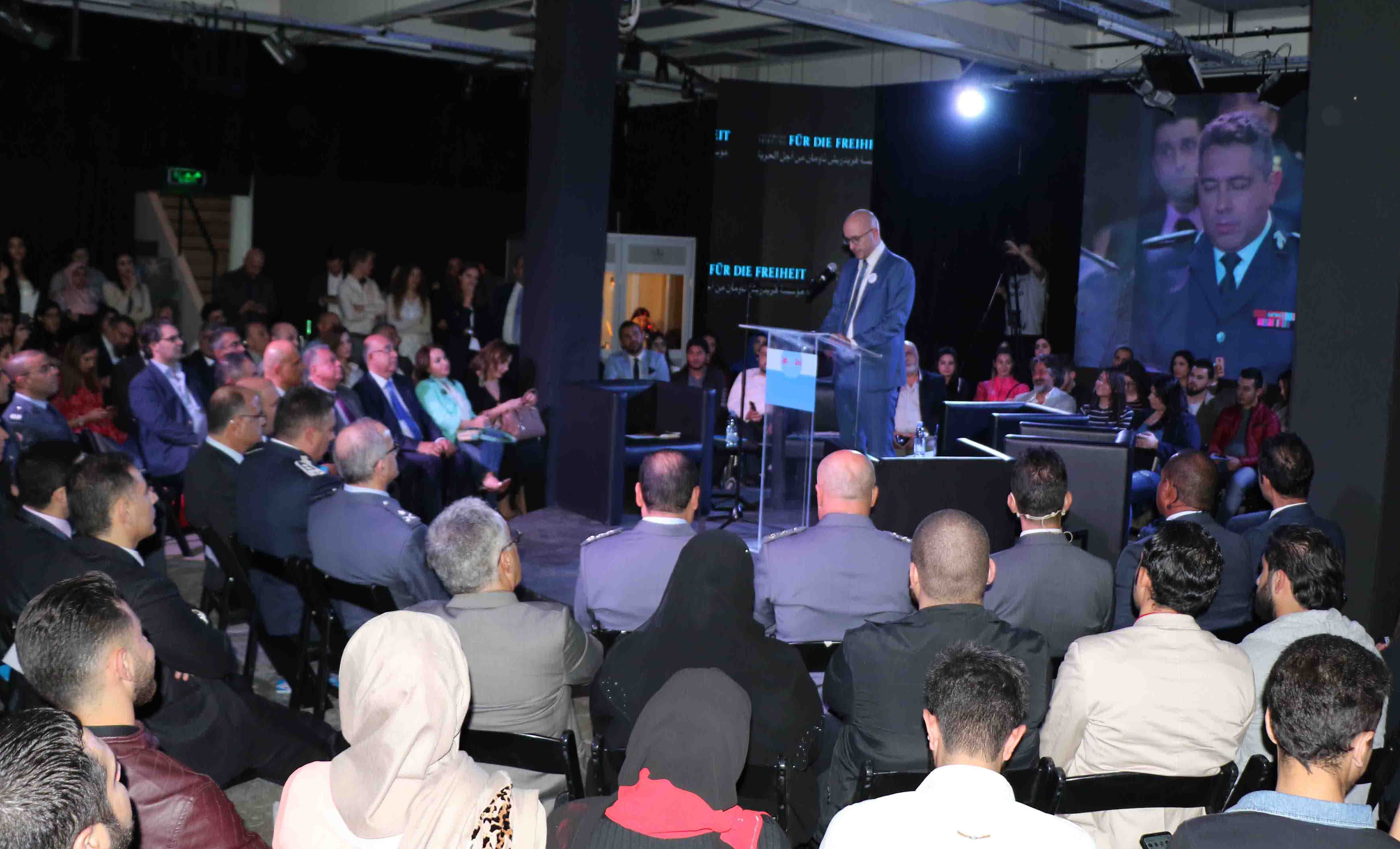 من جلسة حوار حماة الحقوق