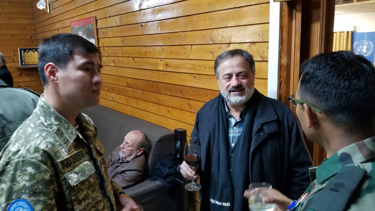 محمود عبدالله في دردشة مع ضبّاط في الكتيبة الهندية