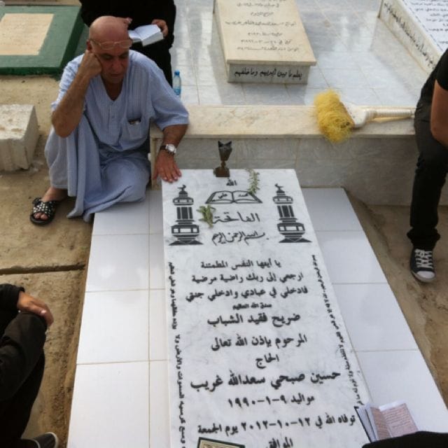 كنت هون يا غالي عم تقرأ الفاتحة علي قبر ابنك، انت اليوم بجواره...  سبحان الحي الذي لا يموت 