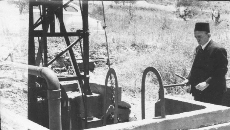 مدخل منجم الحمّر قديماً (أرشيف عائلة نسيب غبريل)