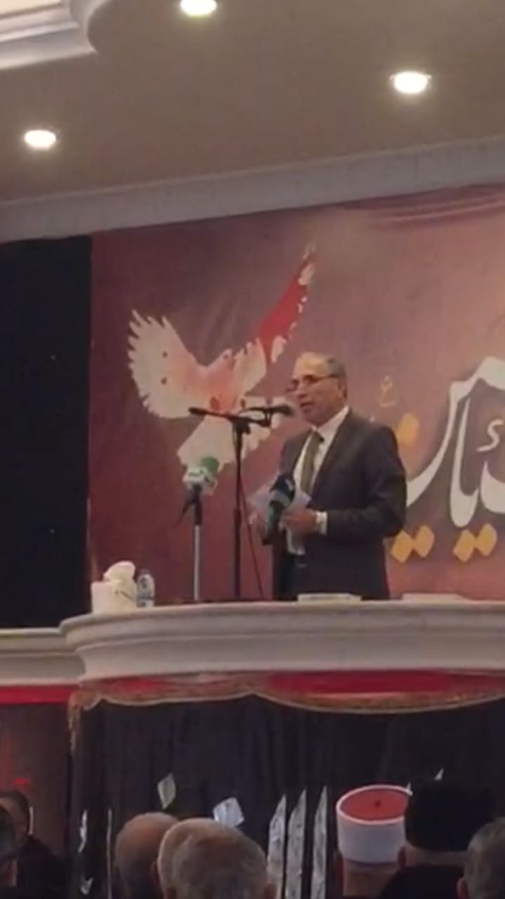 الأستاذ عزت  يلقي كلمته