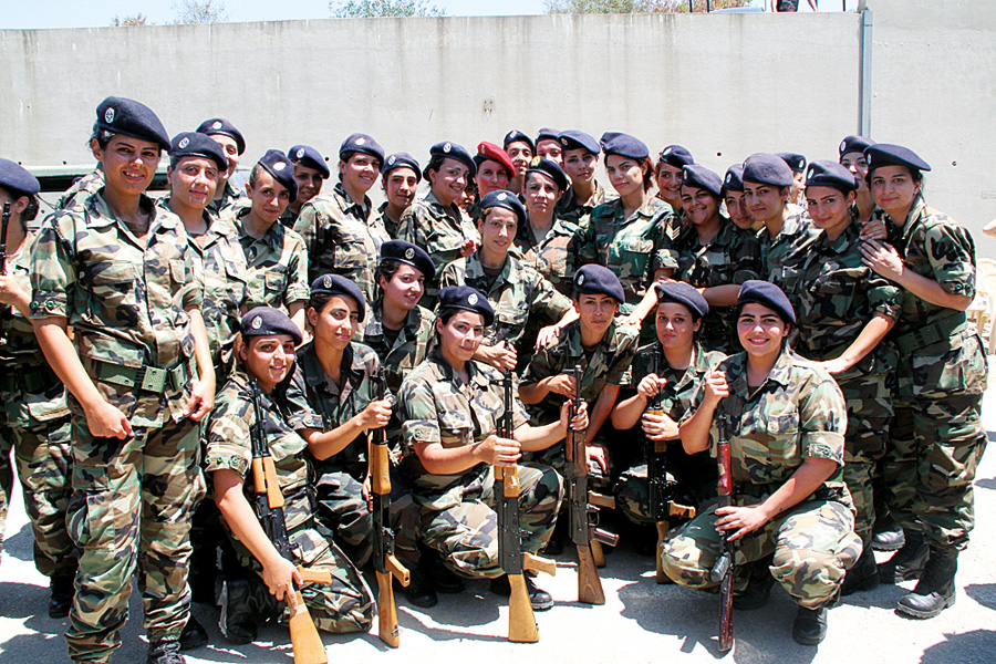 وردة .. لأم لا زالت ترابض في جبهات الحرب