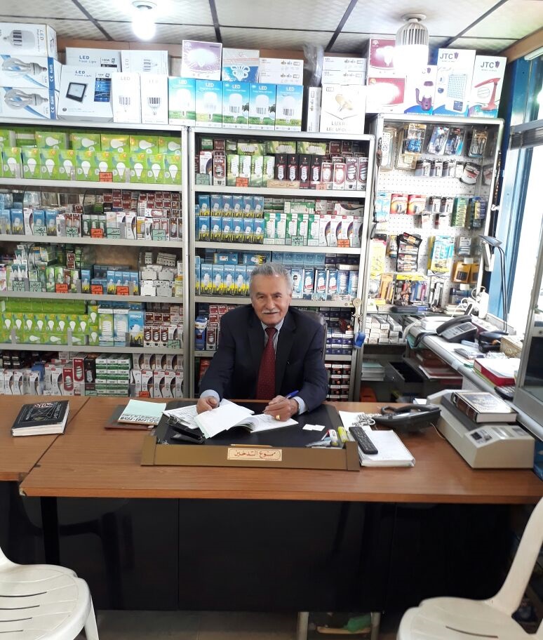 المختار أبو فيروز حسين قانصور عاى مكتبه.. حاضر دوماً لتقديم خدماته للأهالي