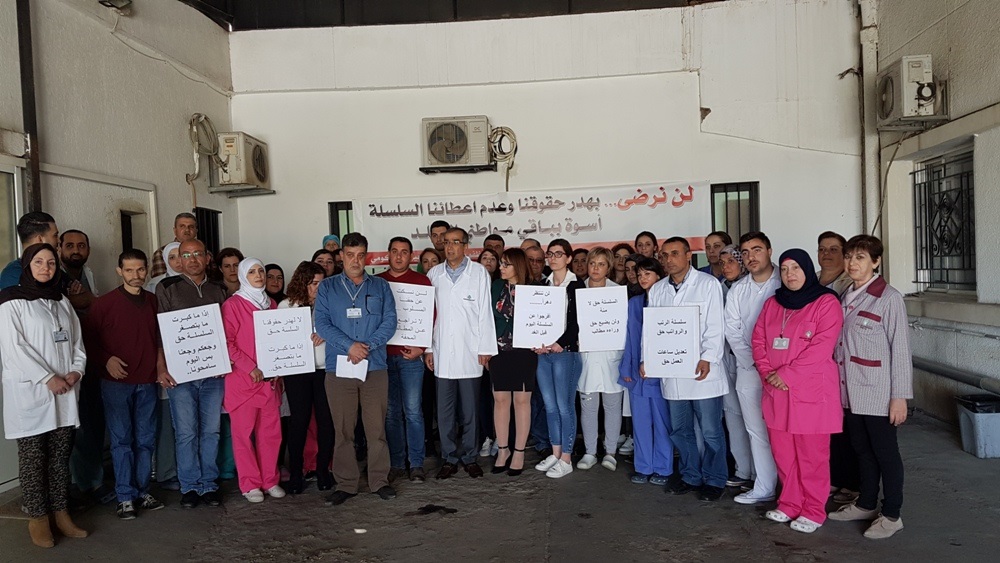 سلمان يقرأ البيان وبدا الى جانبه مدير المستشفى د. كلاكش